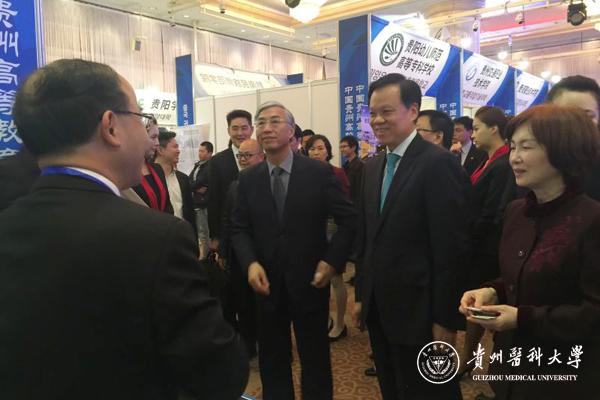 何志旭校长向陈敏尔书记、中国驻韩国大使邱国洪、韩国梨花女子大学校长崔京姬介绍学校参展情况