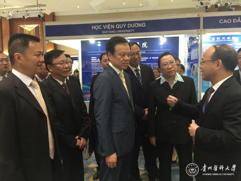 何志旭校长向省委书记陈敏尔等介绍在越南的办展情况